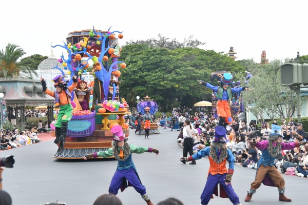 お菓子やカボチャで飾り付けられたポップなフロート│「ディズニー・ハロウィーン」/東京ディズニーランド（千葉県/浦安市）