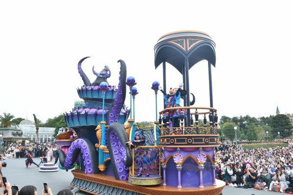 漆黒の海やパーティー会場の螺旋階段をイメージしたフロート│「ディズニー・ハロウィーン」/東京ディズニーランド（千葉県/浦安市）