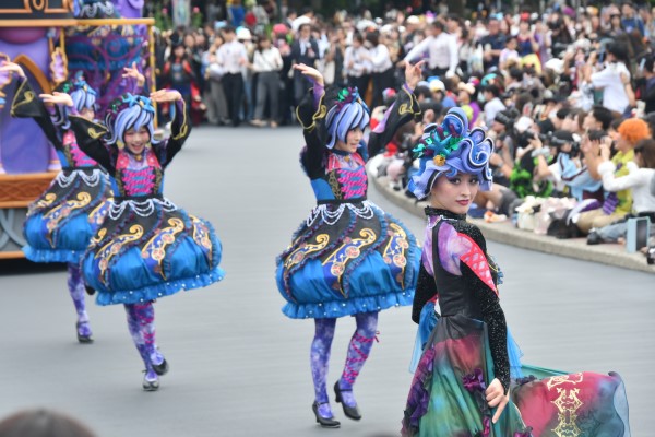 ヴィランズをイメージしたコスチュームのダンサー│「ディズニー・ハロウィーン」/東京ディズニーランド（千葉県/浦安市）