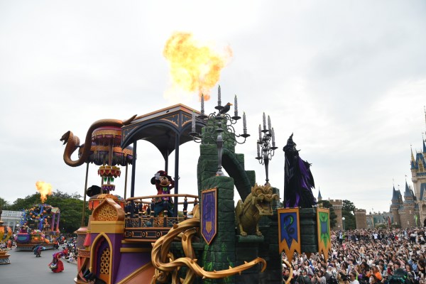フロートから噴き出すスモークや炎│「ディズニー・ハロウィーン」/東京ディズニーランド（千葉県/浦安市）