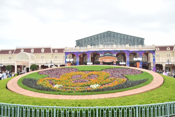 ハロウィーン仕様のメインエントランス│「ディズニー・ハロウィーン」/東京ディズニーランド（千葉県/浦安市）