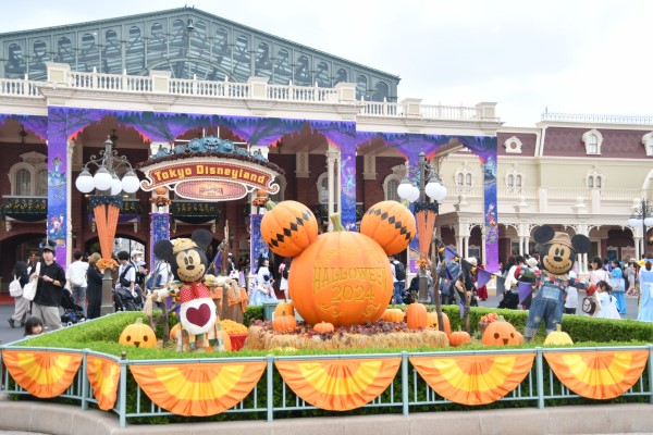 ミッキー花壇の裏手にはカボチャとカカシのかわいいデコレーション│「ディズニー・ハロウィーン」/東京ディズニーランド（千葉県/浦安市）