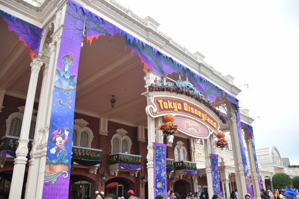 ワールドバザールへ続くゲート│「ディズニー・ハロウィーン」/東京ディズニーランド（千葉県/浦安市）