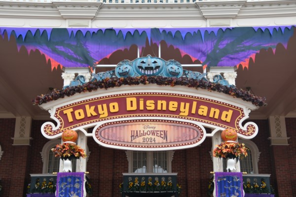 ワールドバザールへ続くゲート│「ディズニー・ハロウィーン」/東京ディズニーランド（千葉県/浦安市）