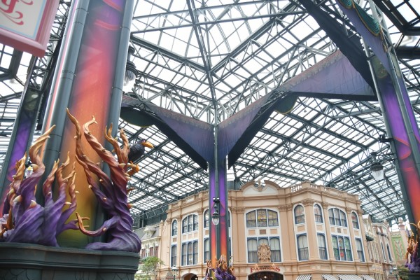 柱にイバラが巻き付けられたワールドバザール│「ディズニー・ハロウィーン」/東京ディズニーランド（千葉県/浦安市）