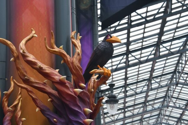 ワールドバザールにいるマレフィセントの手下のディアブロ│「ディズニー・ハロウィーン」/東京ディズニーランド（千葉県/浦安市）