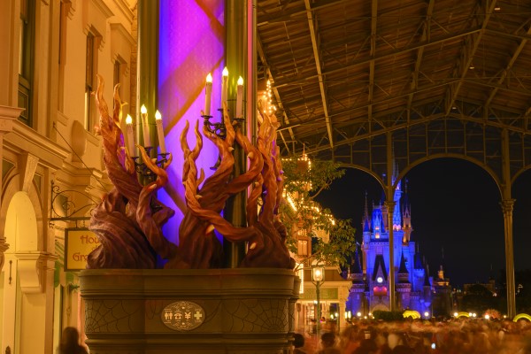 ライトアップされたワールドバザール│「ディズニー・ハロウィーン」/東京ディズニーランド（千葉県/浦安市）