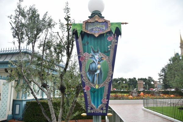 シンデレラ城前のプラザにあるバナー│「ディズニー・ハロウィーン」/東京ディズニーランド（千葉県/浦安市）