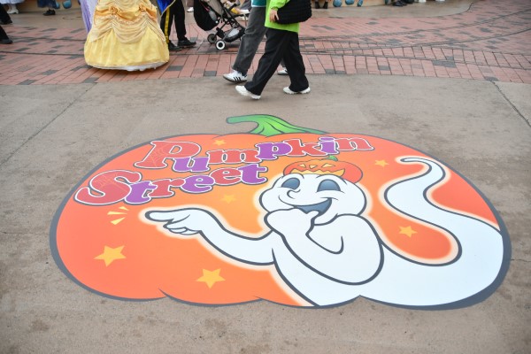 トゥーンタウンの足元のサイン│「ディズニー・ハロウィーン」/東京ディズニーランド（千葉県/浦安市）