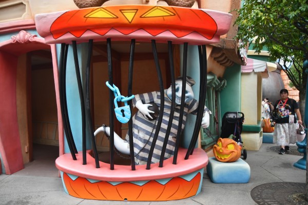 『トゥーンタウン』にいる囚人風のゴースト│「ディズニー・ハロウィーン」/東京ディズニーランド（千葉県/浦安市）