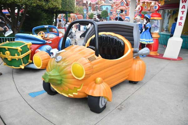 『トゥーンタウン』グーフィーのガスステーションの前にあるカボチャ型の車│「ディズニー・ハロウィーン」/東京ディズニーランド（千葉県/浦安市）