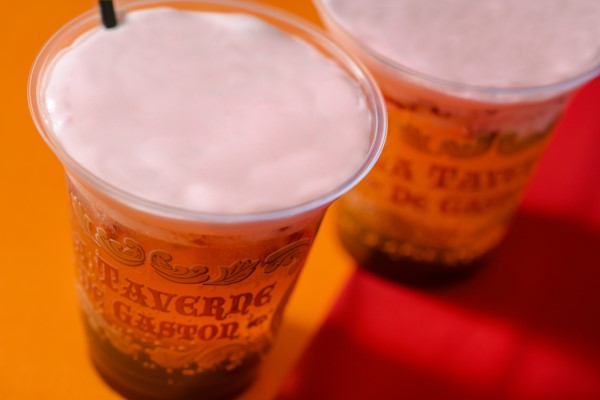 「ラ・タベルヌ・ド・ガストン」の名物ジュースのベリーチアーズ│「ディズニー・ハロウィーン」/東京ディズニーランド（千葉県/浦安市）