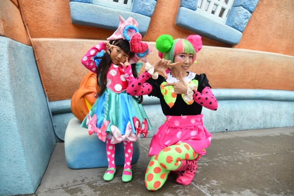 仮装した子どもとパレードダンサーで記念撮影│「ディズニー・ハロウィーン」/東京ディズニーランド（千葉県/浦安市）