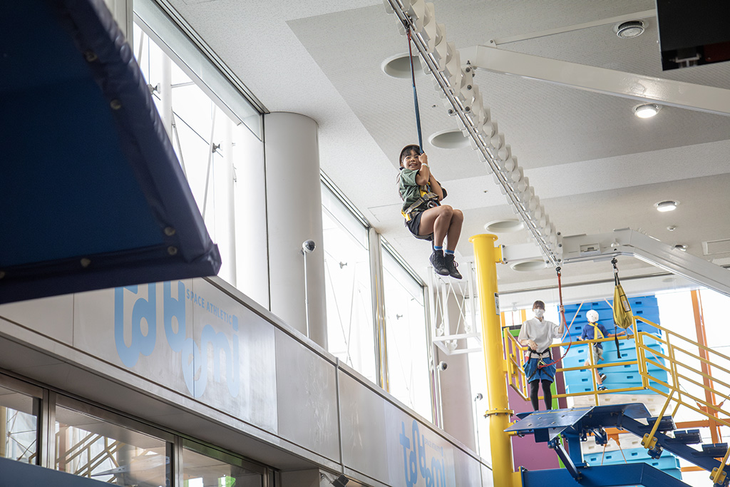 ジップラインをする様子/トンデミ平和島（東京都/大田区）