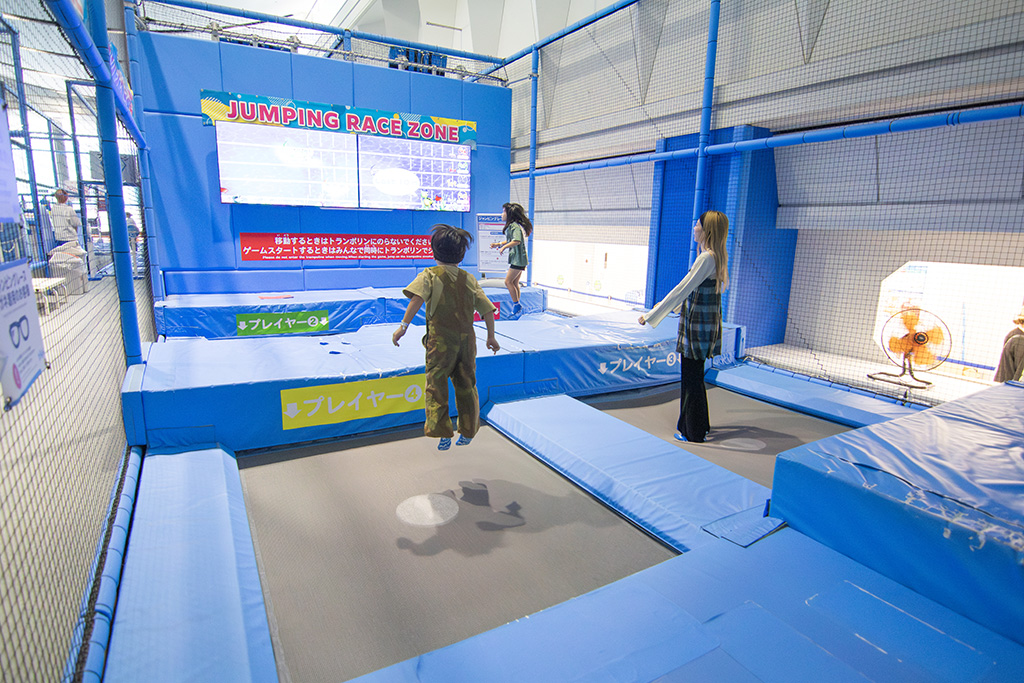 「トランポリンエリア」でレース対決をする様子/トンデミ平和島（東京都/大田区）