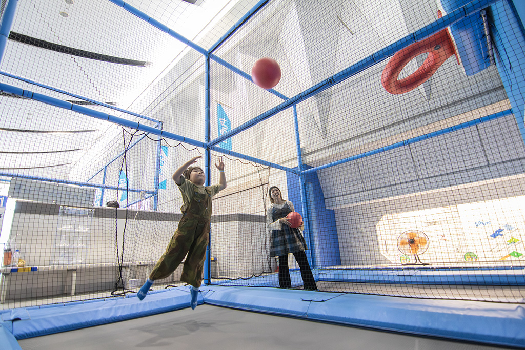 「トランポリンエリア」でバスケットボールをする様子/トンデミ平和島（東京都/大田区）