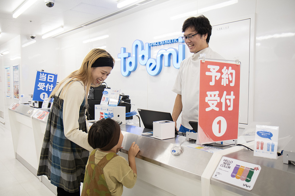受付をする様子/トンデミ平和島（東京都/大田区）