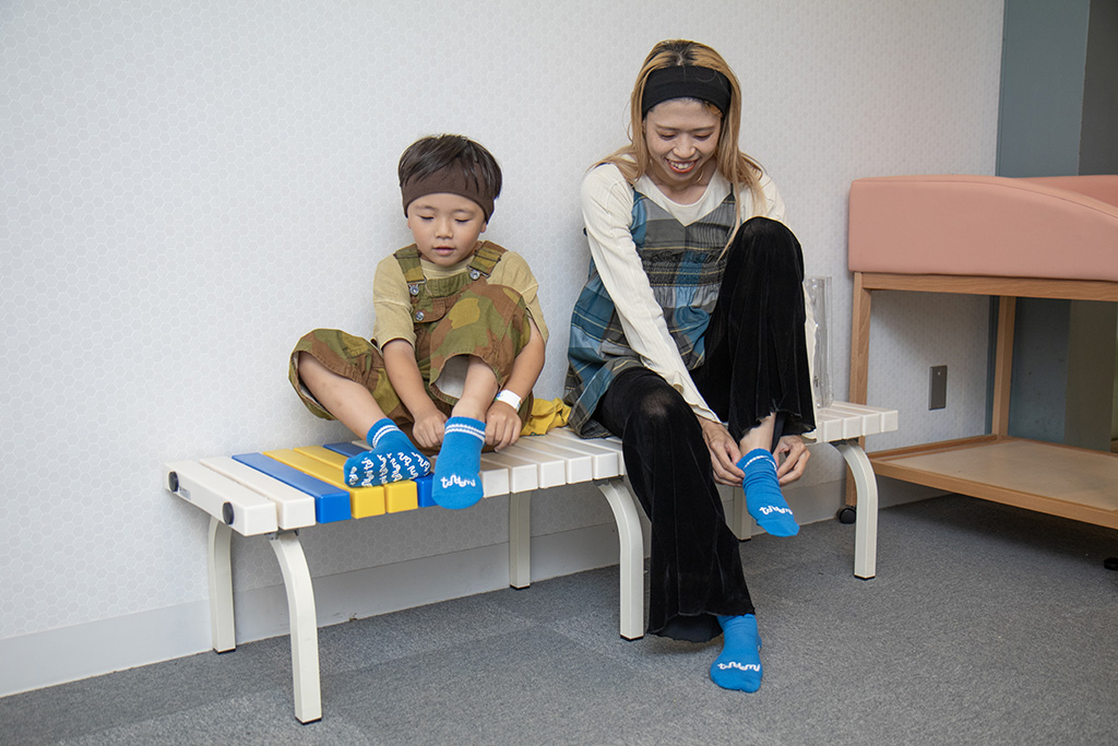 専用靴下を履く様子/トンデミ平和島（東京都/大田区）