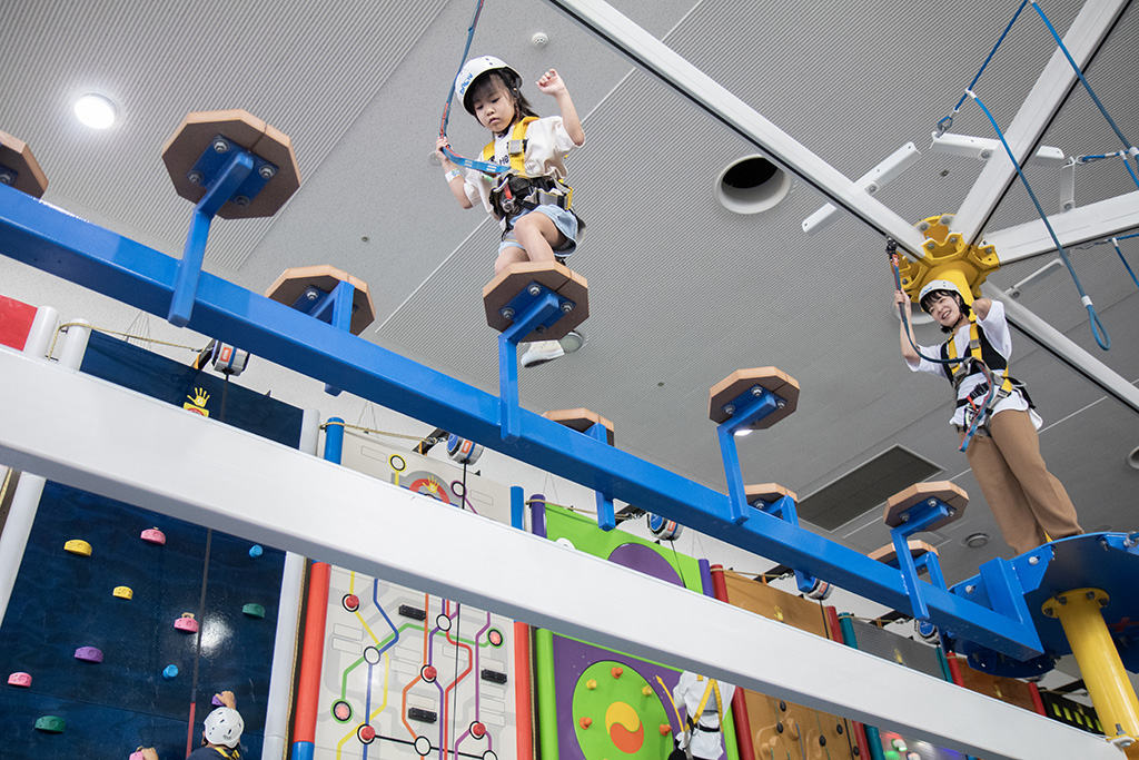 ハーネスを着けて高所を歩くロープウォーク/トンデミ平和島（東京都/大田区）