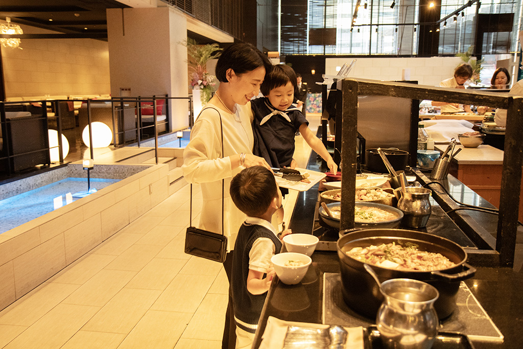 ビュッフェ台で料理をとる様子/品川プリンスホテル 「LUXE DINING HAPUNA」（東京都/港区）