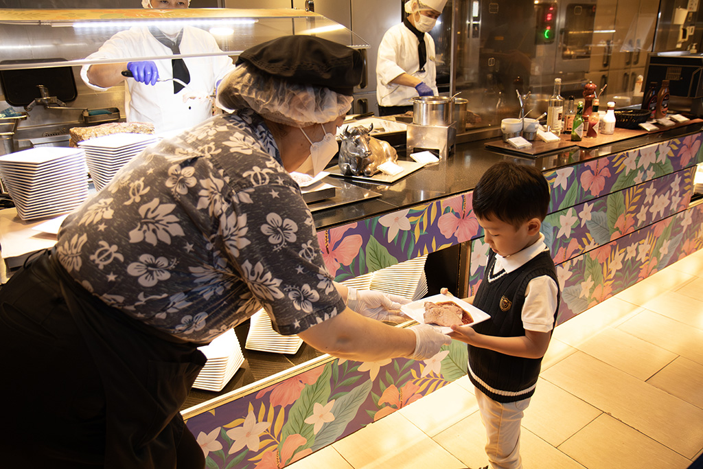 サテライトキッチンにある「ローストビーフ」をもらう様子/品川プリンスホテル 「LUXE DINING HAPUNA」（東京都/港区）