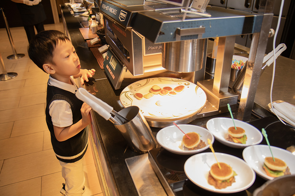 ビュッフェ台のおいしそうな料理/品川プリンスホテル 「LUXE DINING HAPUNA」（東京都/港区）