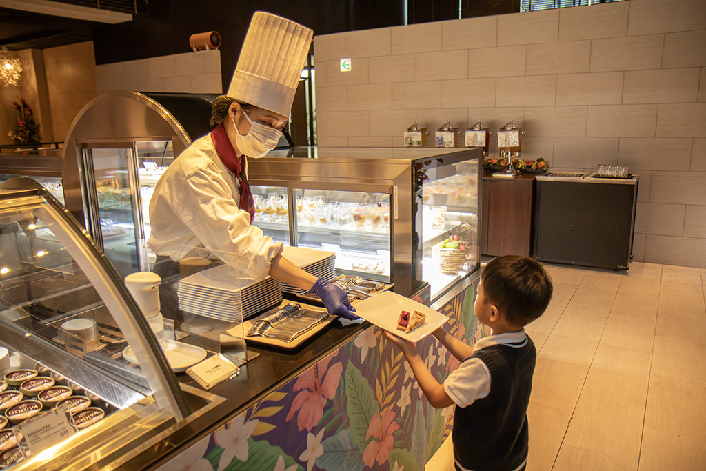 スイーツコーナーでスイーツを受け取る様子/品川プリンスホテル 「LUXE DINING HAPUNA」（東京都/港区）