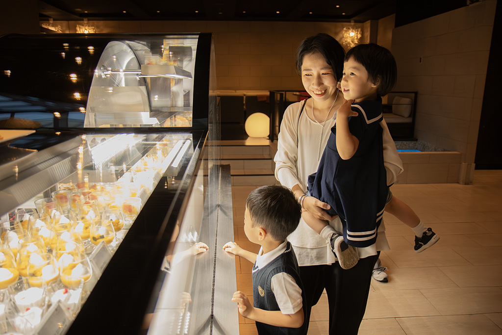 店内で料理を見る様子/品川プリンスホテル 「LUXE DINING HAPUNA」（東京都/港区）