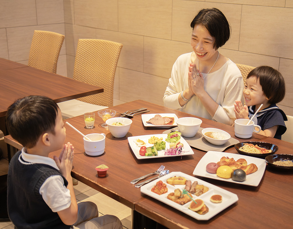 親子でホテルディナーの様子/品川プリンスホテル 「LUXE DINING HAPUNA」（東京都/港区）