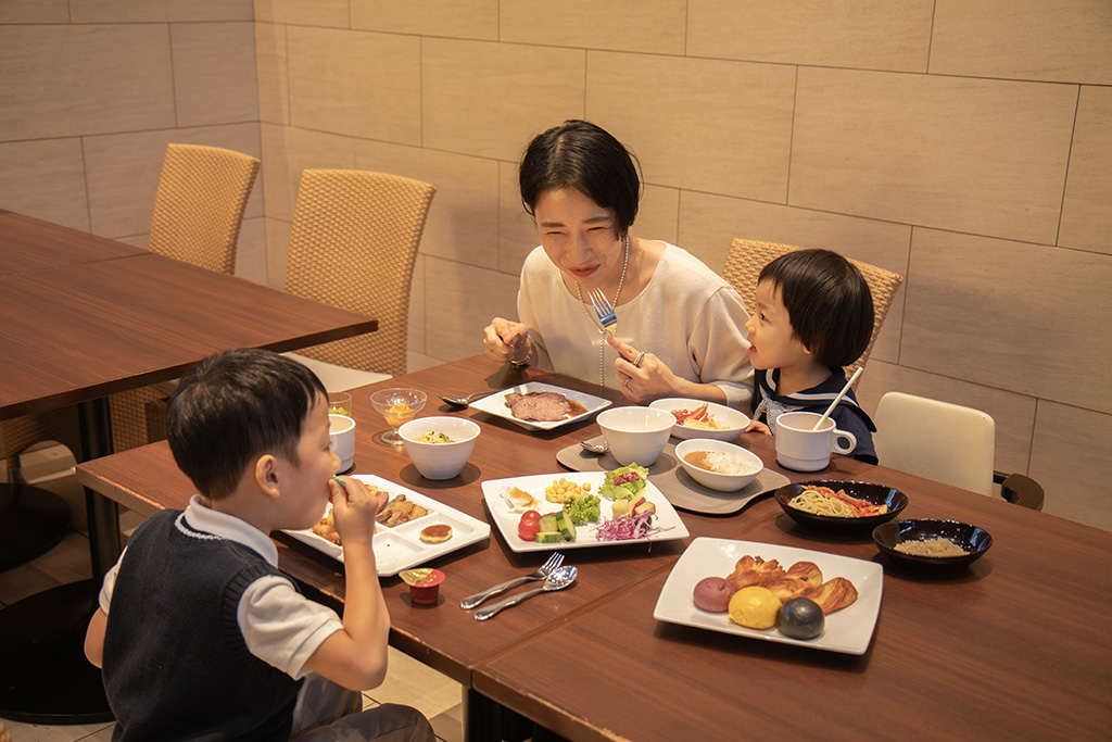 親子でホテルディナーを楽しむ様子/品川プリンスホテル 「LUXE DINING HAPUNA」（東京都/港区）