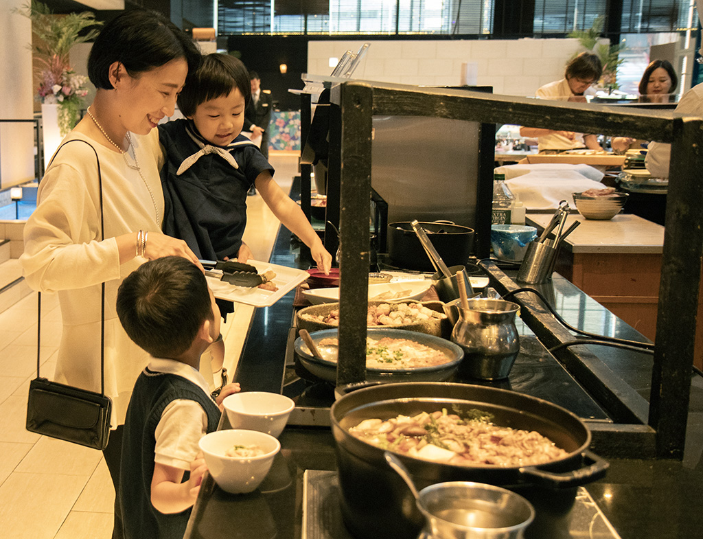 ビュッフェの料理を選ぶ様子/ホテルでの子どもの食事マナーを解説