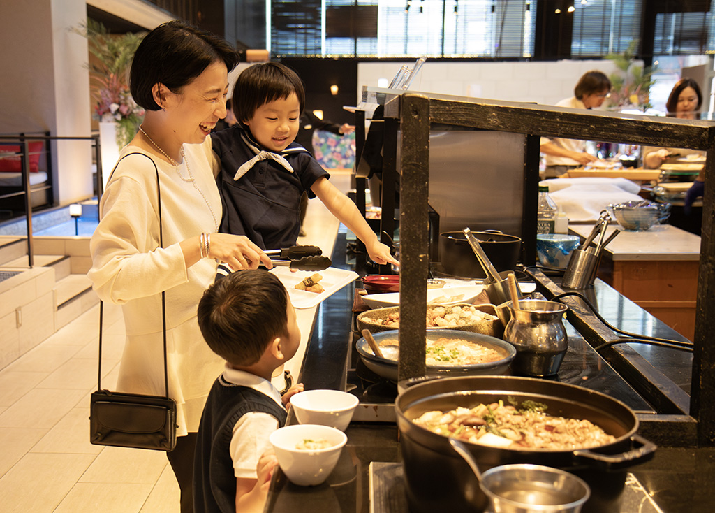 ビュッフェの料理を選ぶ様子/ホテルでの子どもの食事マナーを解説