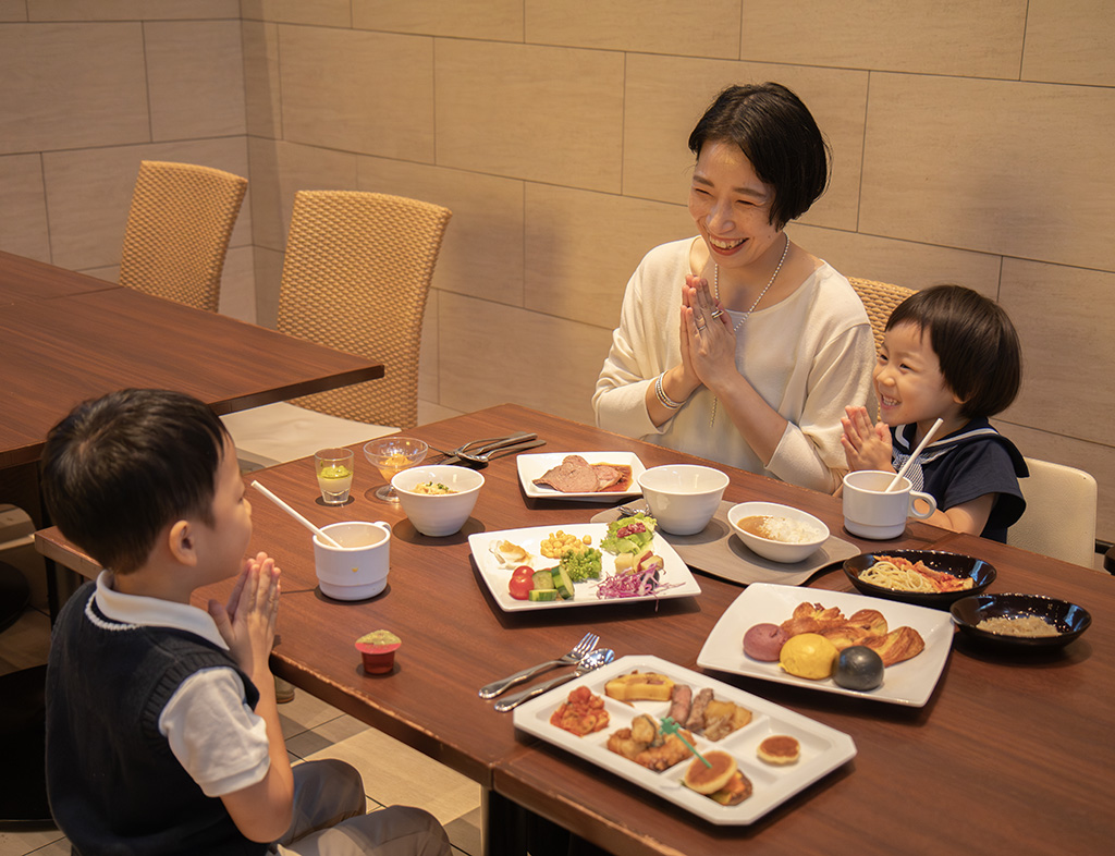 子どもと食事をする様子/ホテルでの子どもの食事マナーを解説
