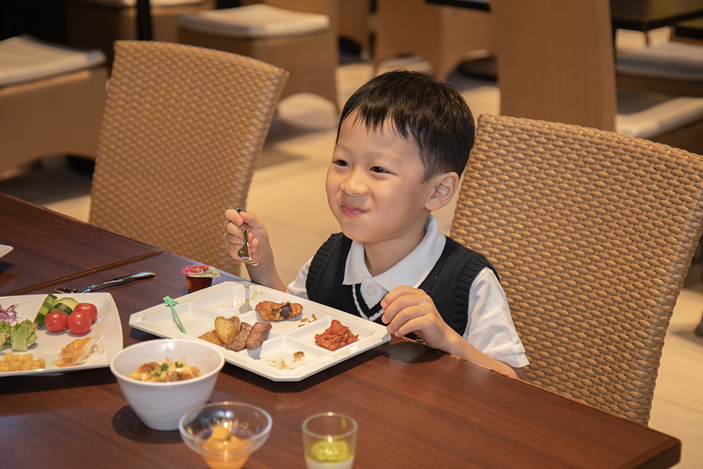 食事をする様子/ホテルでの子どもの食事マナーを解説