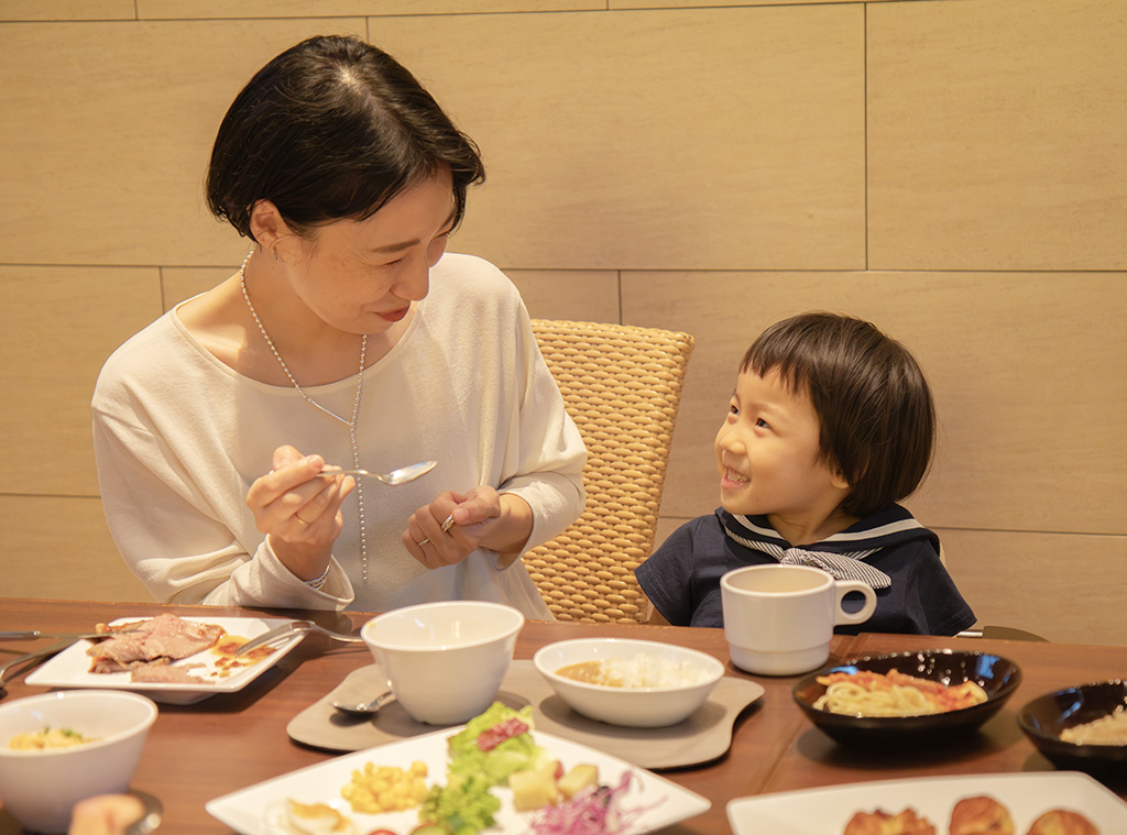子どもと食事をする様子/ホテルでの子どもの食事マナーを解説