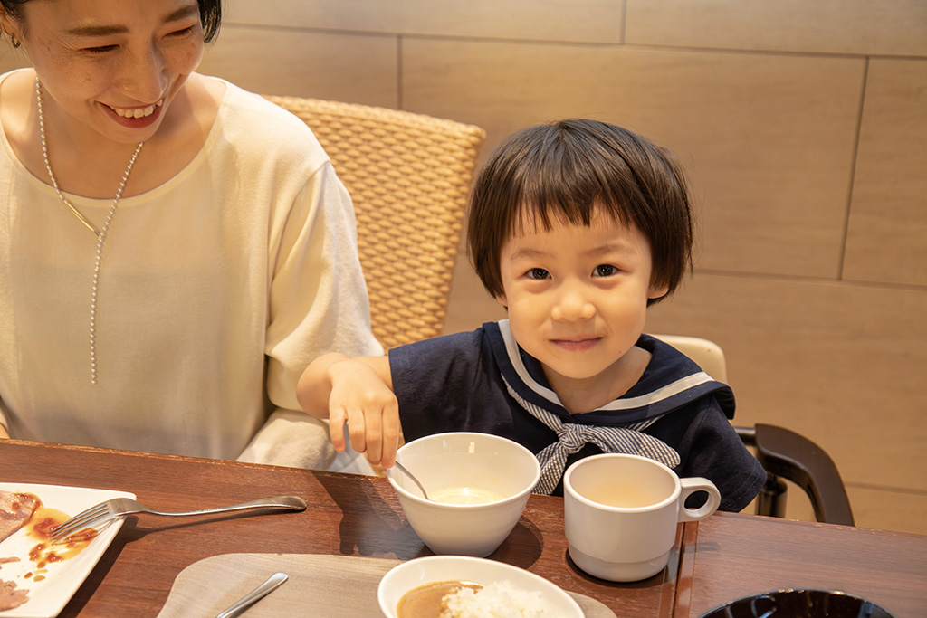 子どもと食事をする様子/ホテルでの子どもの食事マナーを解説