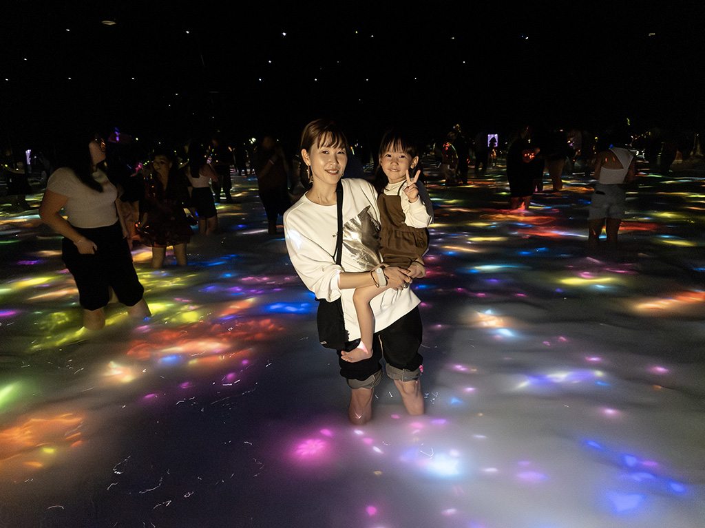 「人と共に踊る鯉によって描かれる水面のドローイング」/チームラボプラネッツ TOKYO DMM.com（東京都/江東区）