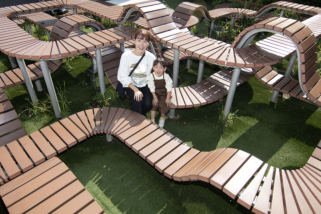 「ひとつなぎのベンチ」/チームラボプラネッツ TOKYO DMM.com（東京都/江東区）