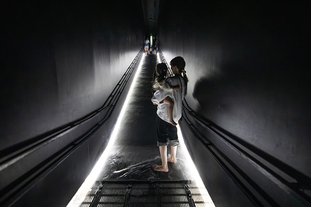 「坂の上にある光の滝」/チームラボプラネッツ TOKYO DMM.com（東京都/江東区）