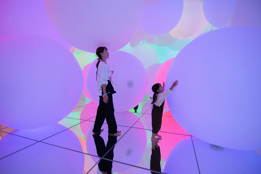 「変容する空間、広がる立体的存在 - 平面化する3色と曖昧な9色」/チームラボプラネッツ TOKYO DMM.com（東京都/江東区）