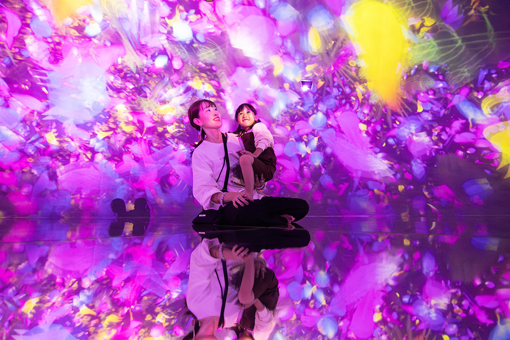 「Floating in the Falling Universe of Flowers」/チームラボプラネッツ TOKYO DMM.com（東京都/江東区）