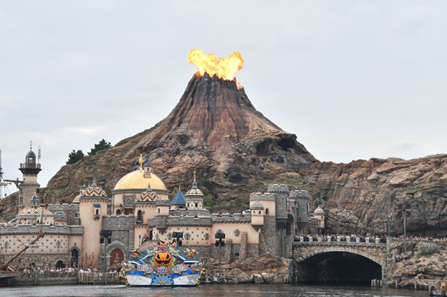 「ディズニー・ハロウィーン・グリーティング」プロメテウス火山が噴火する様子/東京ディズニーシー(千葉県/浦安市)