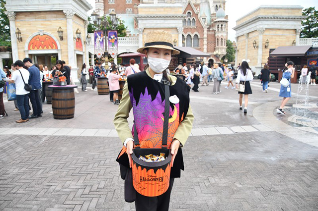 オレンジ色のバケツを持ったキャスト/東京ディズニーシー(千葉県/浦安市)