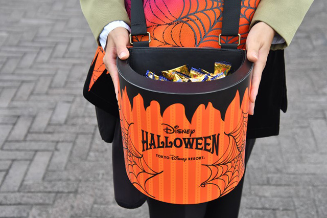 オレンジ色のバケツを持ったキャスト/東京ディズニーシー(千葉県/浦安市)