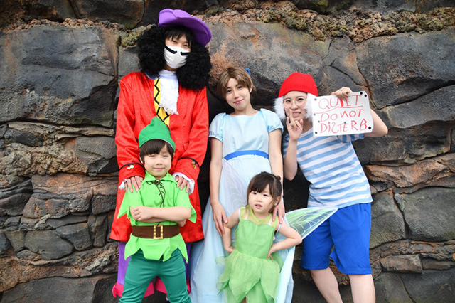 『ピーター・パン』の仮装をしたファミリー/東京ディズニーシー(千葉県/浦安市)