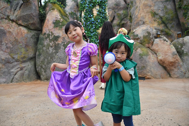 ラプンツェルとパスカルの仮装をしたきょうだい/東京ディズニーシー(千葉県/浦安市)