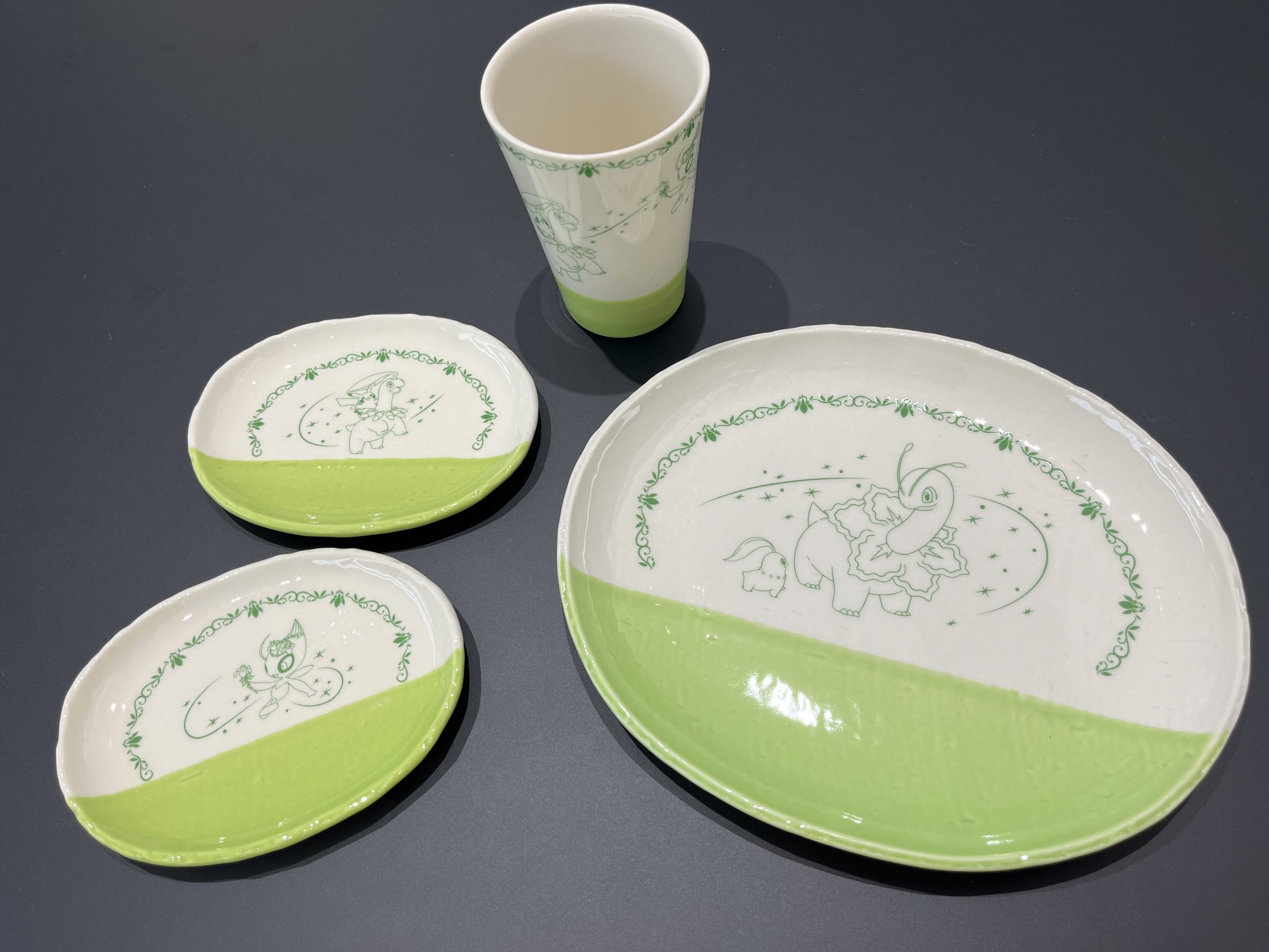 瀬戸焼 タンブラー　Celebi’s Celebration　2585円（税込）、瀬戸焼 小皿2枚セット　Celebi’s Celebration　4070円（税込）、瀬戸焼 大皿　Celebi’s Celebration　4510円（税込）