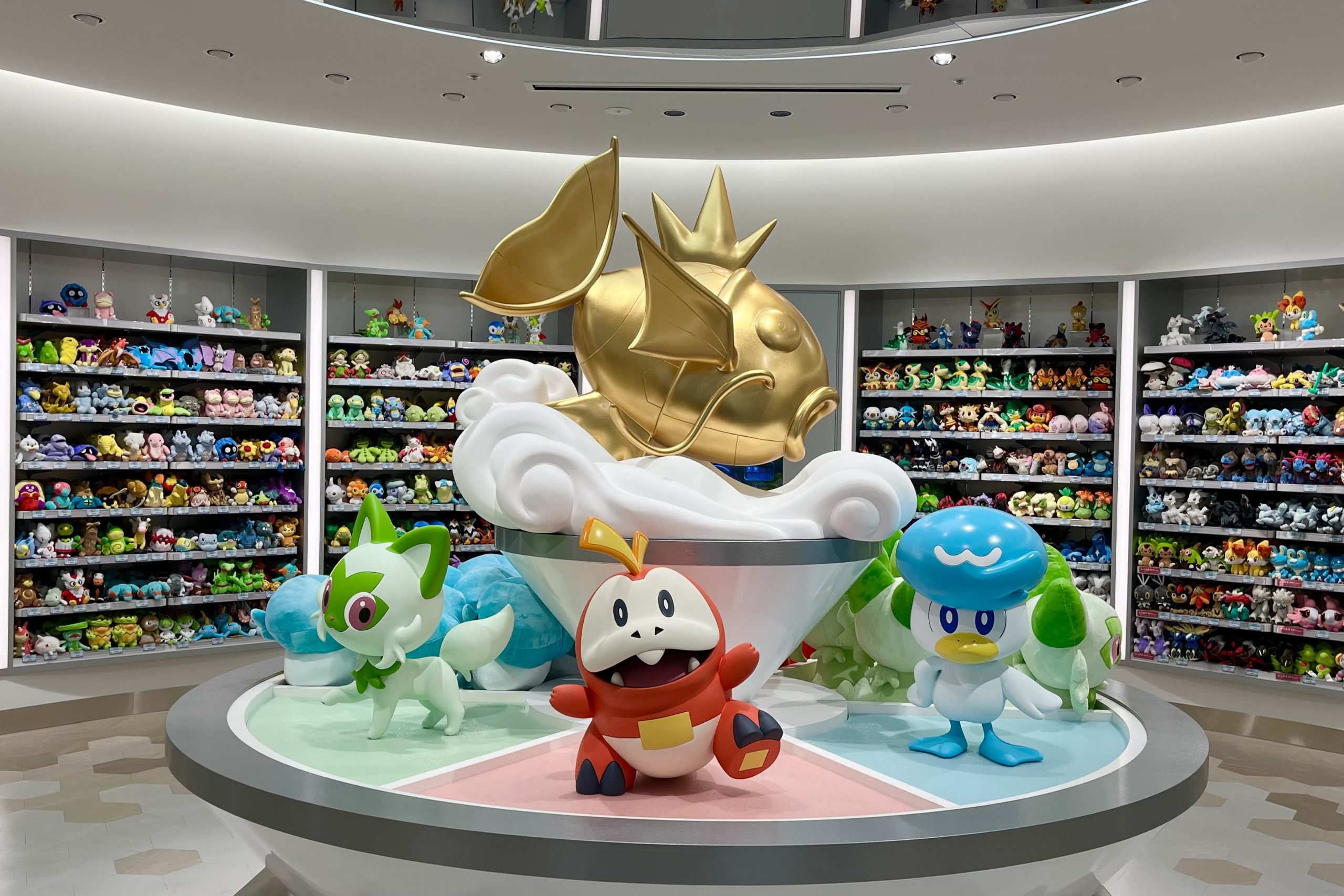 ポケモンセンターナゴヤ　金のコイキング像