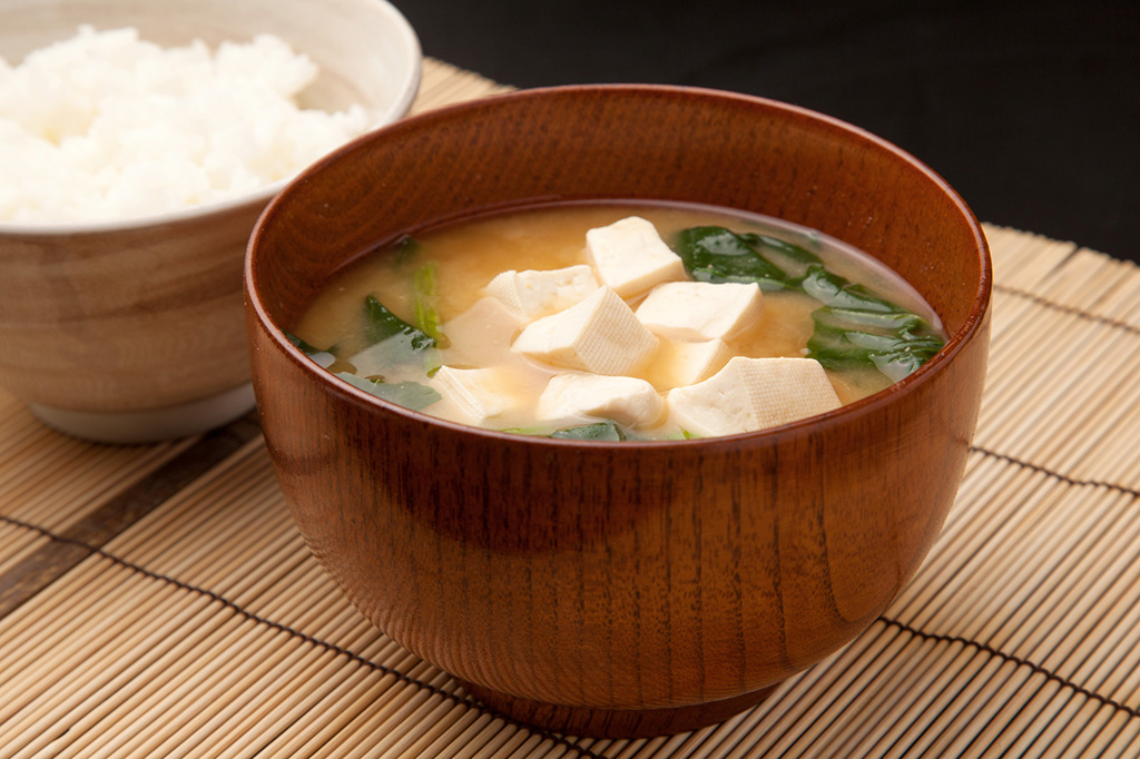 豆腐×ほうれん草の味噌汁(イメージ)