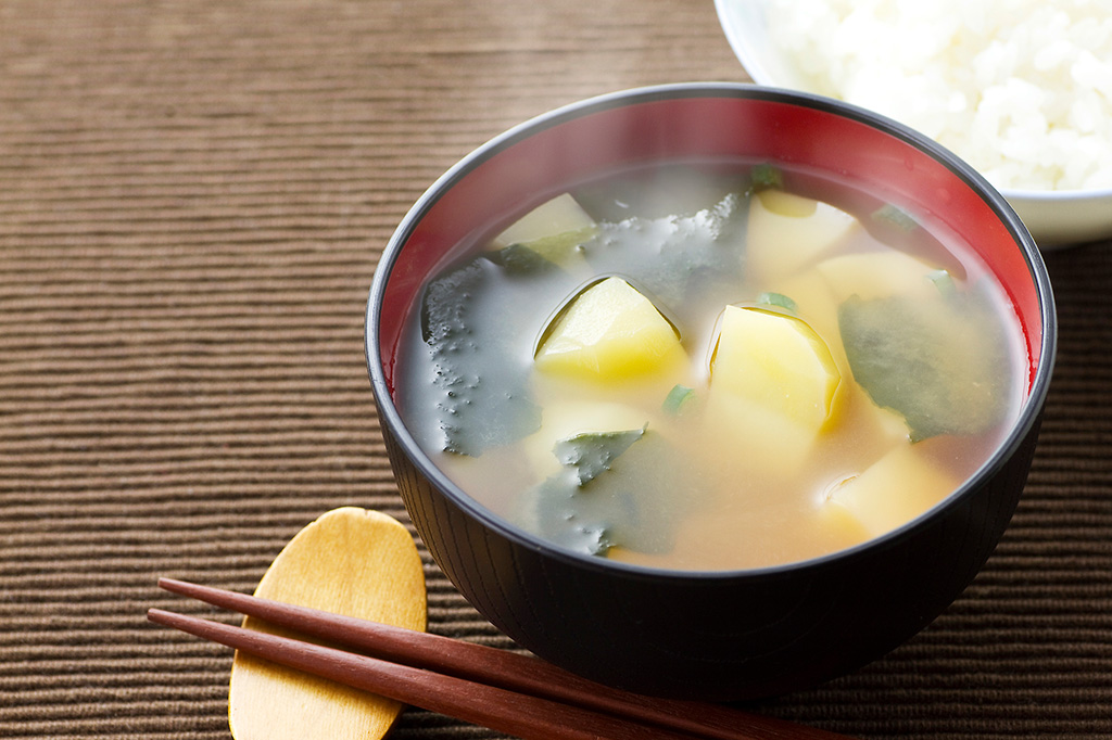 じゃがいも×わかめの味噌汁(イメージ)